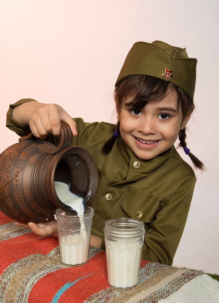 Угожайтесь пока теплое молочко .
