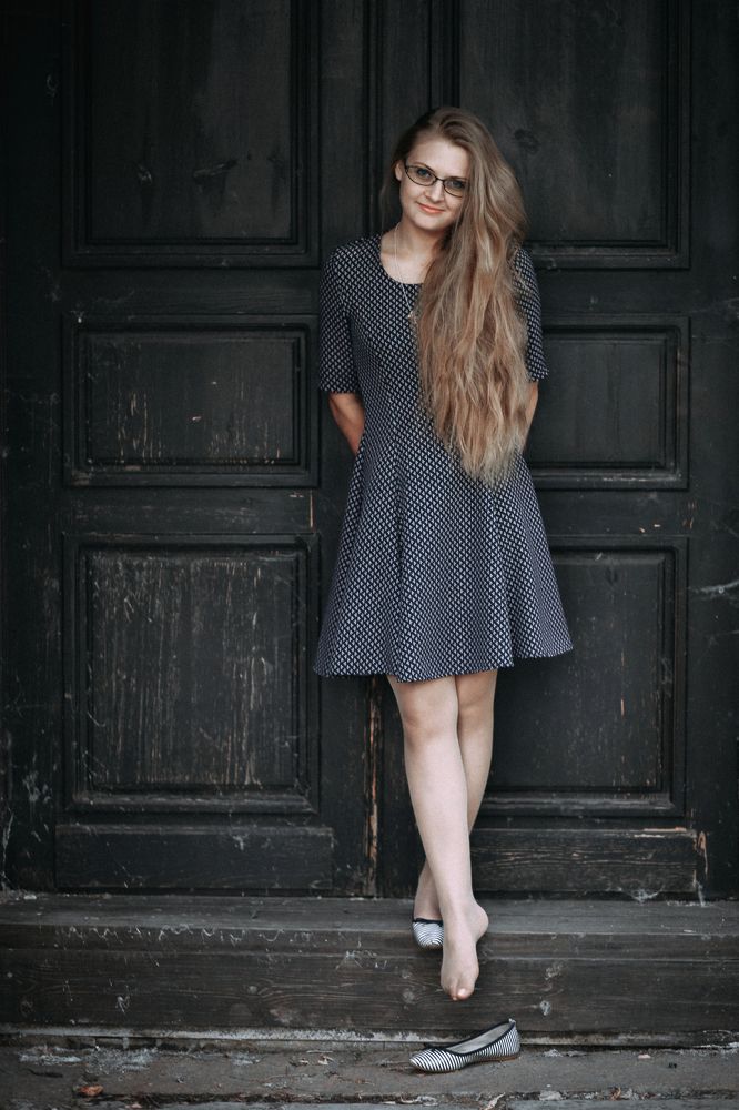 Полу босиком