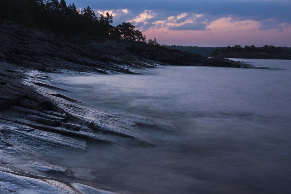 Туман крадётся по берегам