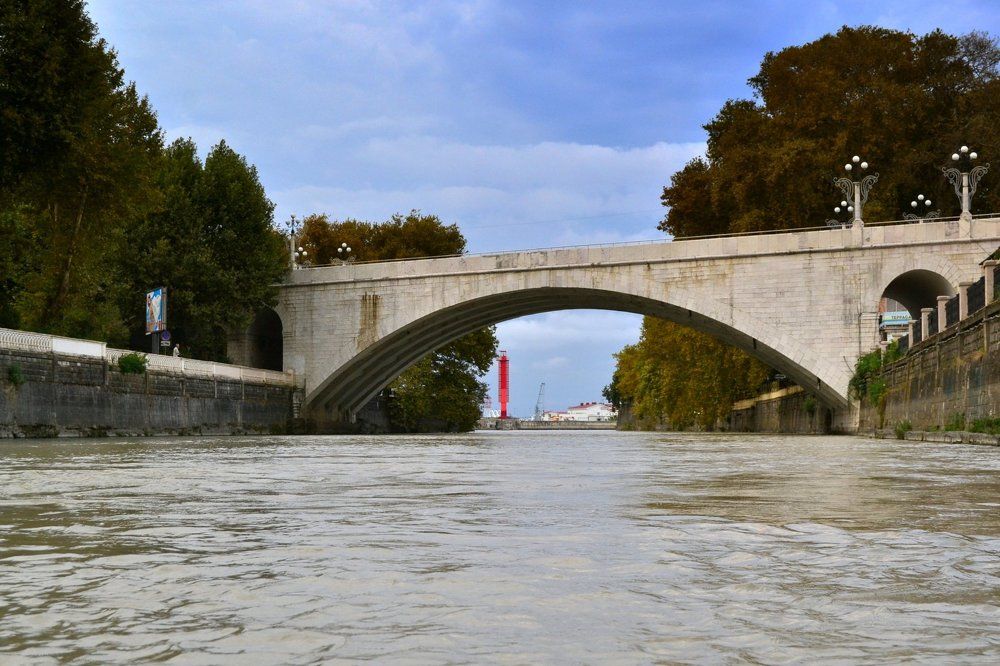 Река и мост