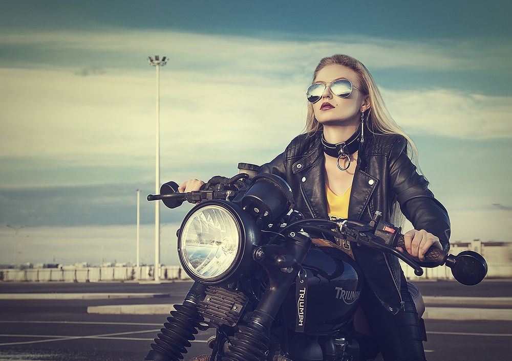 Девушка на мотоцикле