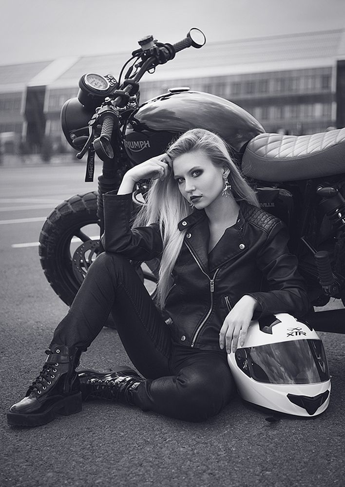 Девушка и мотоцикл