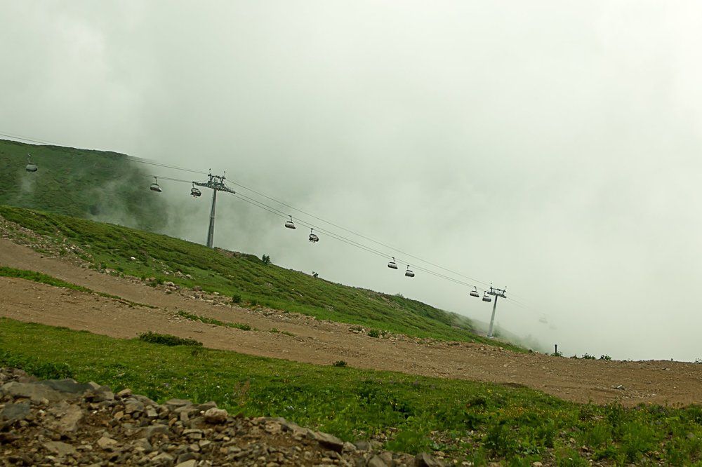 на  спуске...