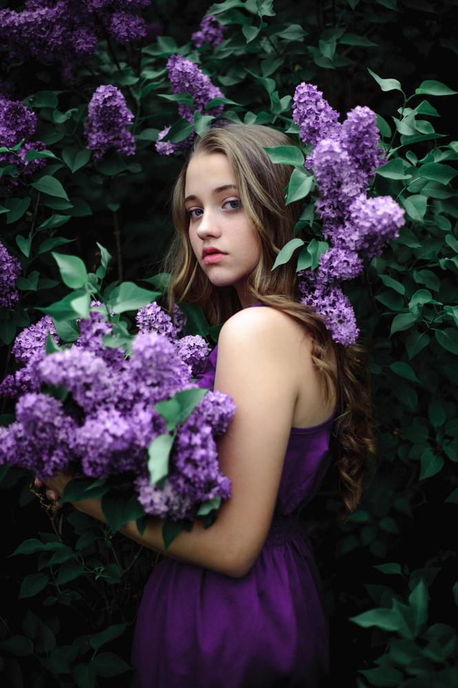 Девушка с сиренью