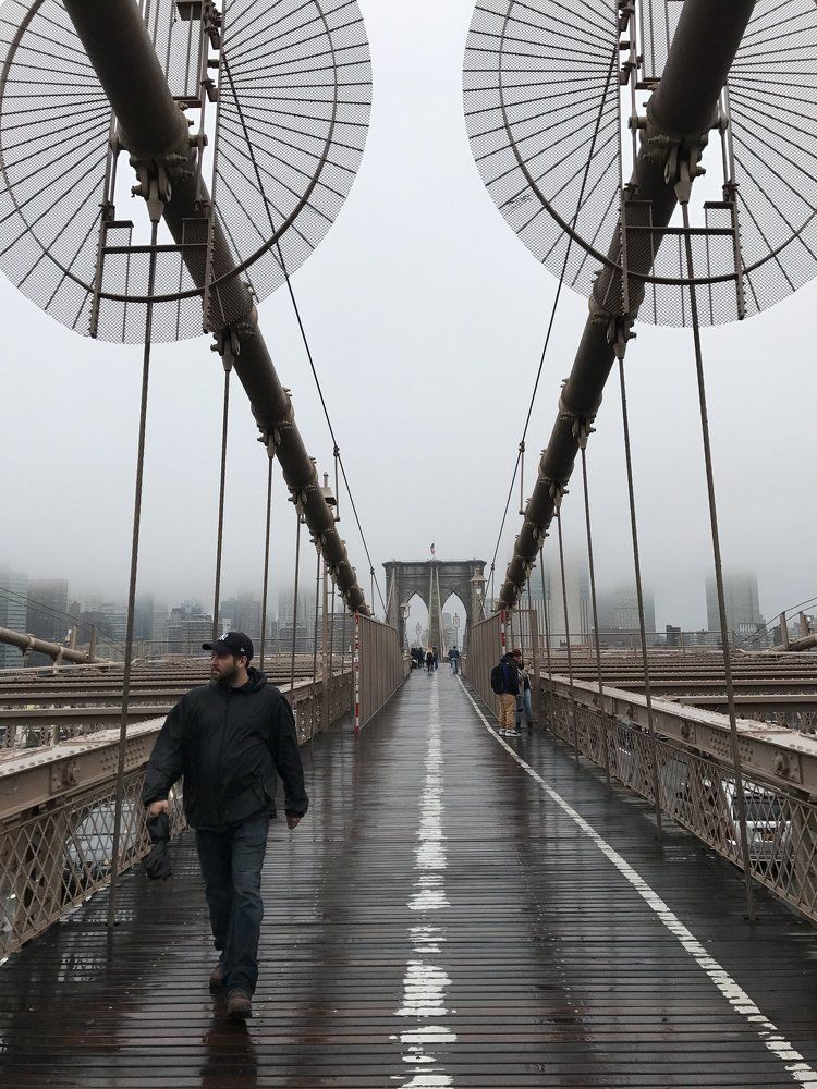 Бруклинский мост во время дождя.