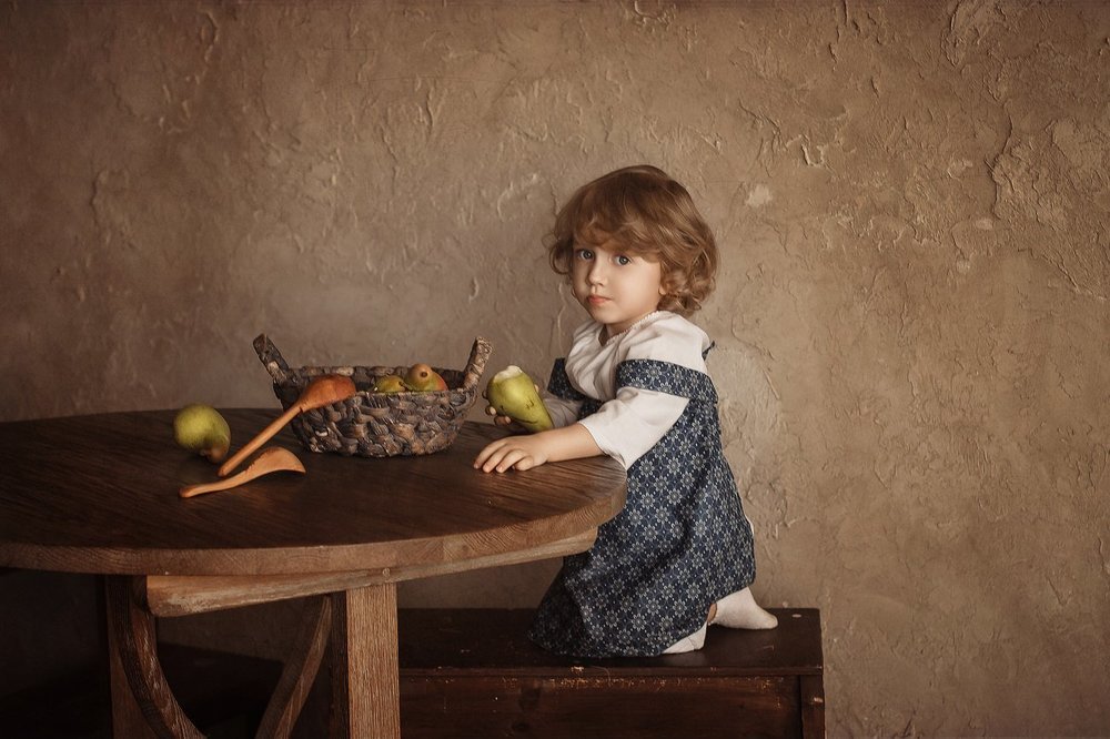 Девочка с грушами