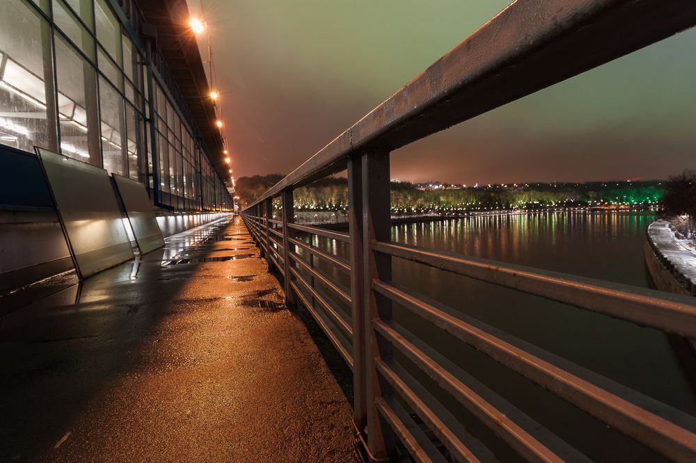 Метро мост на Воробьёвых горах.