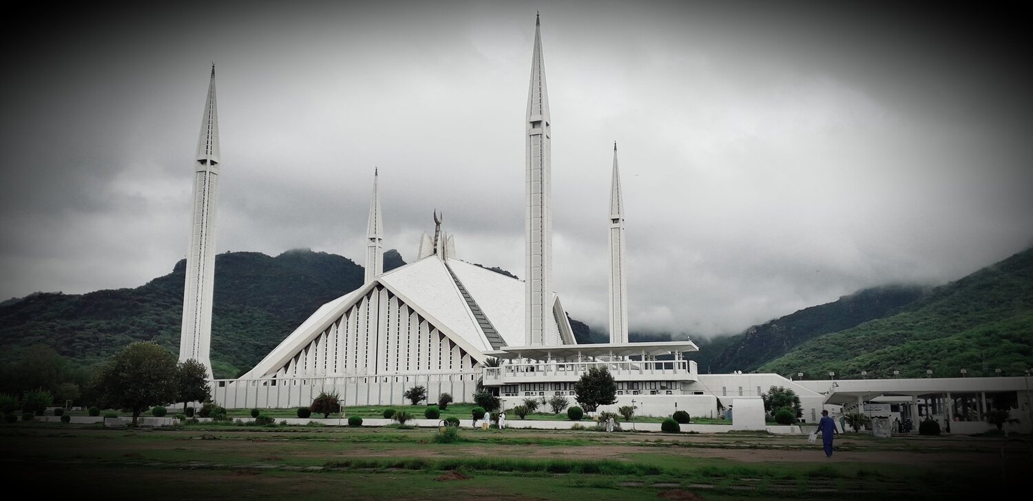 Islamabad. Faisal Mosque. Elevated roof without a Pillar.