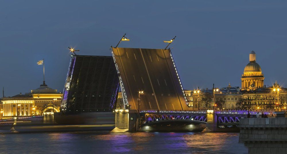 Санкт- Петербург. У разведённого  моста!