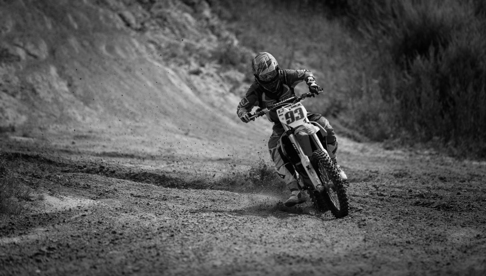 Вот... Новый поворот... И мотор ревет...