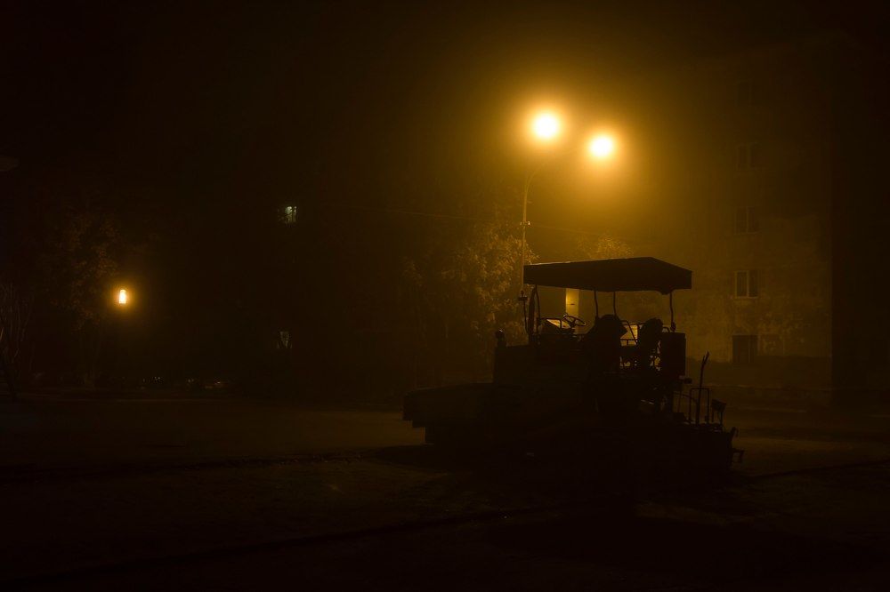 Ночь, улица, фонарь.... асфальтоукладчик