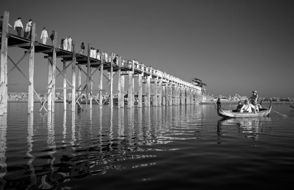 Мост У Бейн через озеро Таунгтаман.