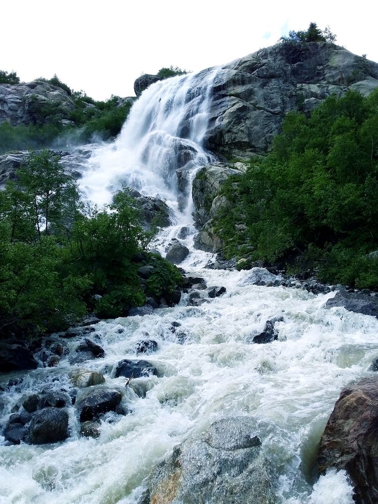 Алибекский водопад летом