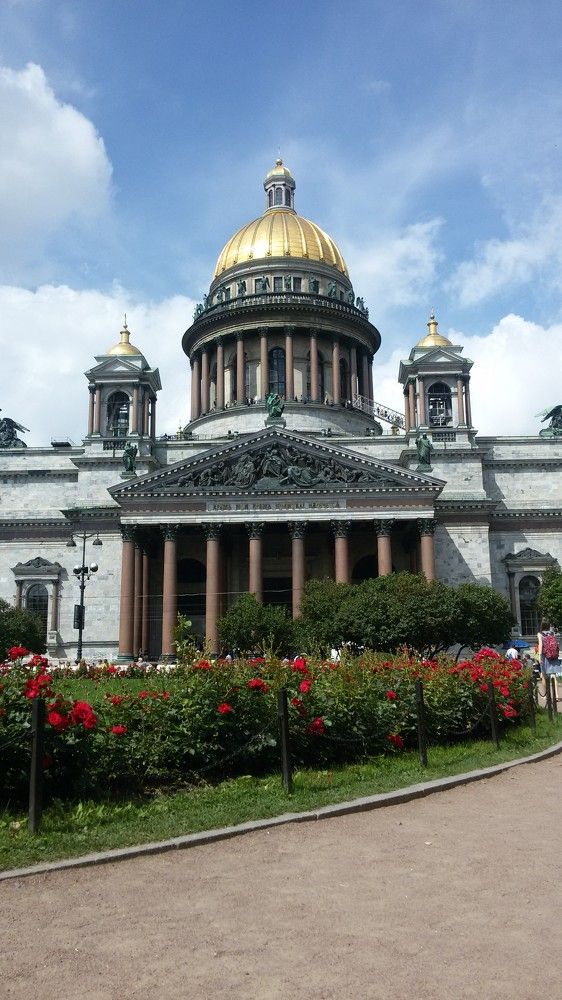 Розы, небо и Исаакиевский собор
