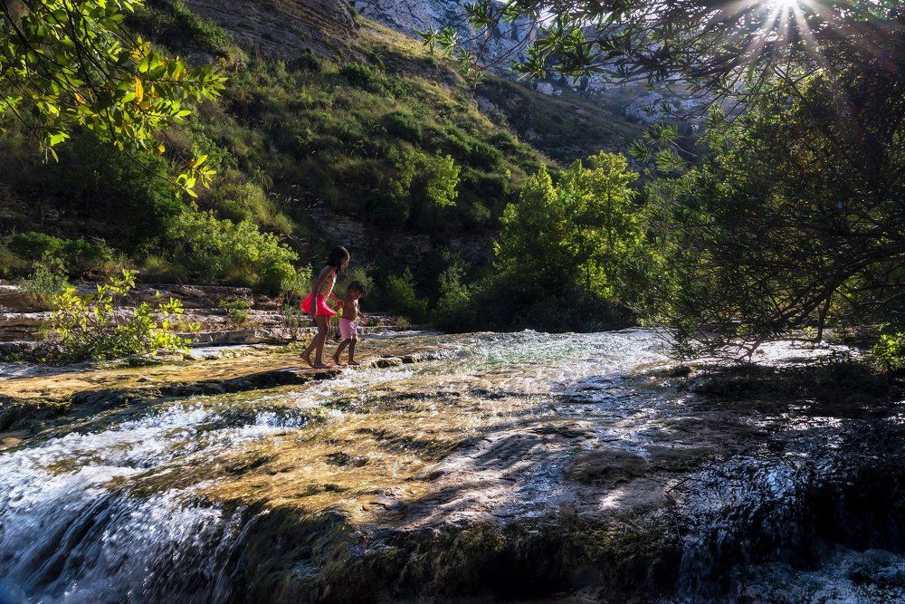 Дети на горной речке