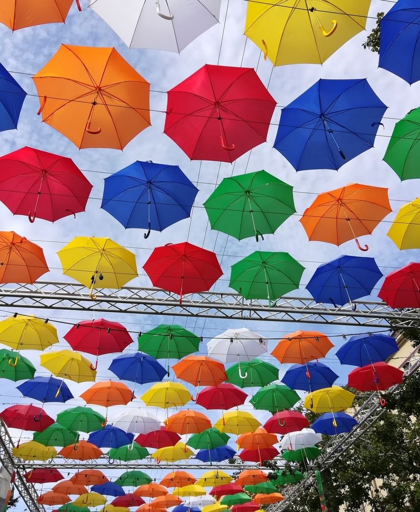 всё небо в зонтиках!