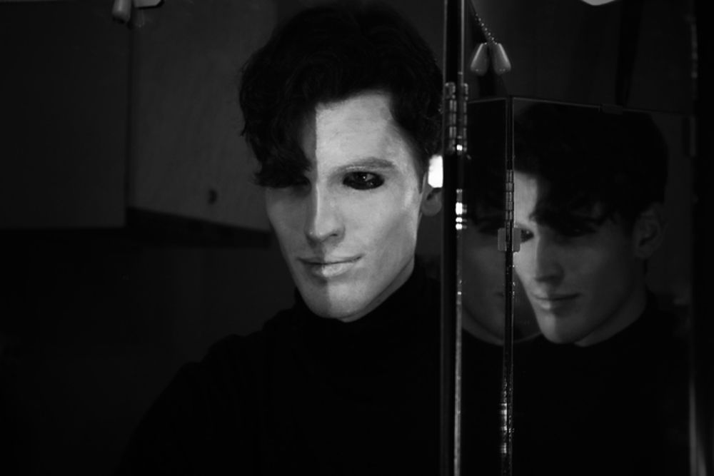 Mirror. Actor. Make-up