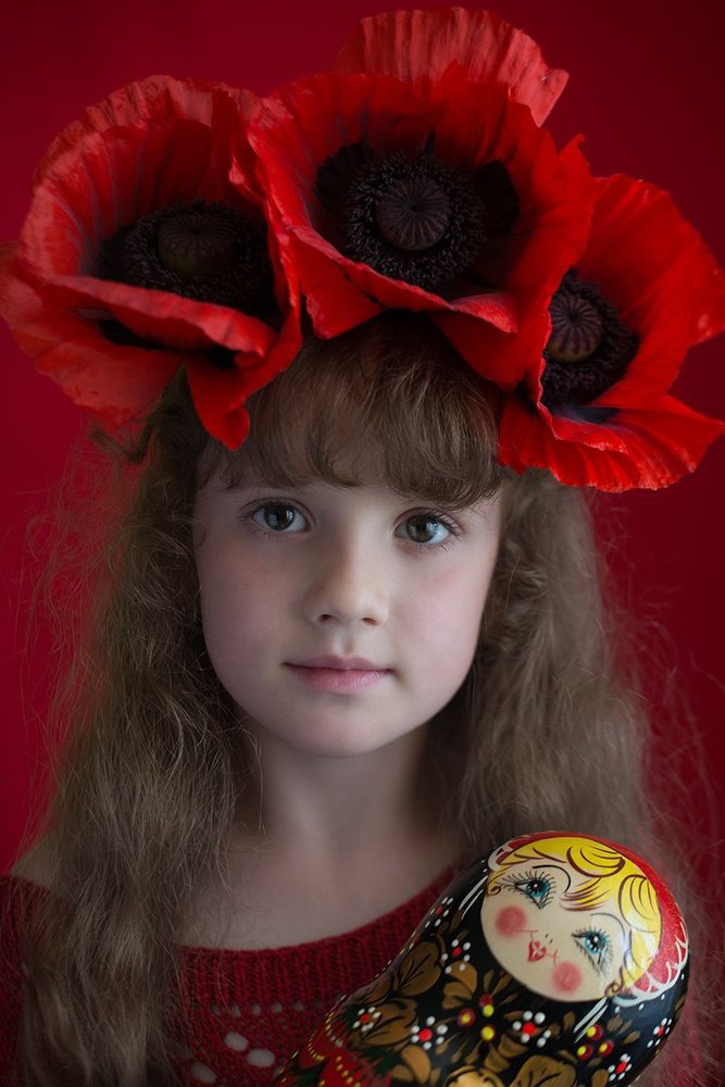 Девочка с маками