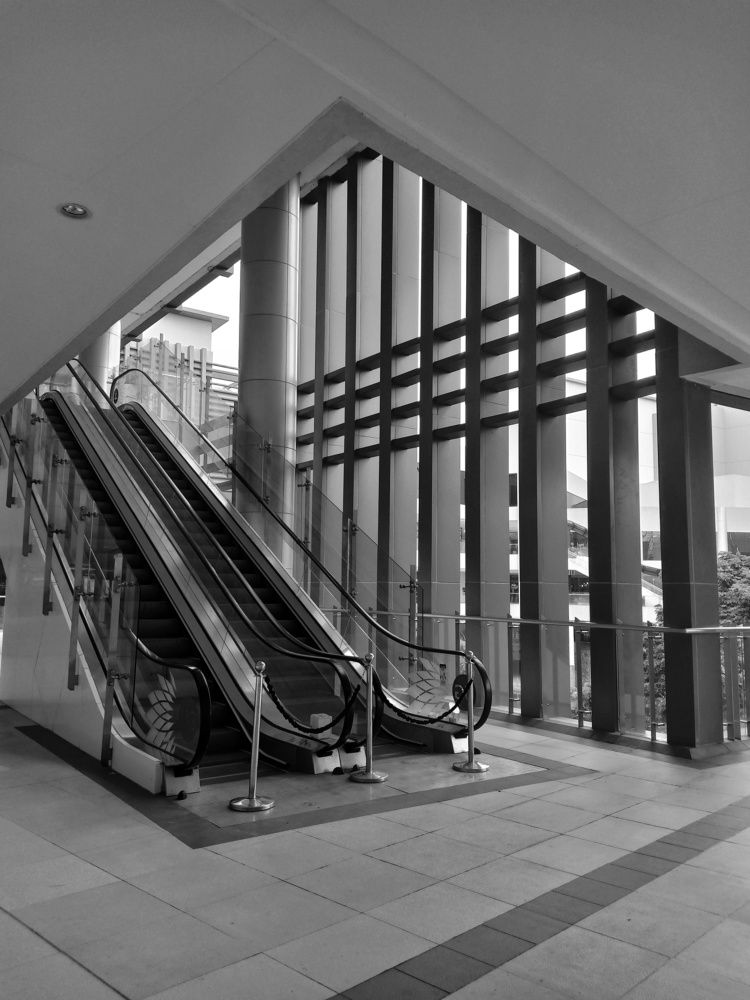 Leading lines and diagonals