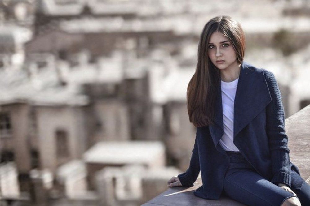 Девушка над городом