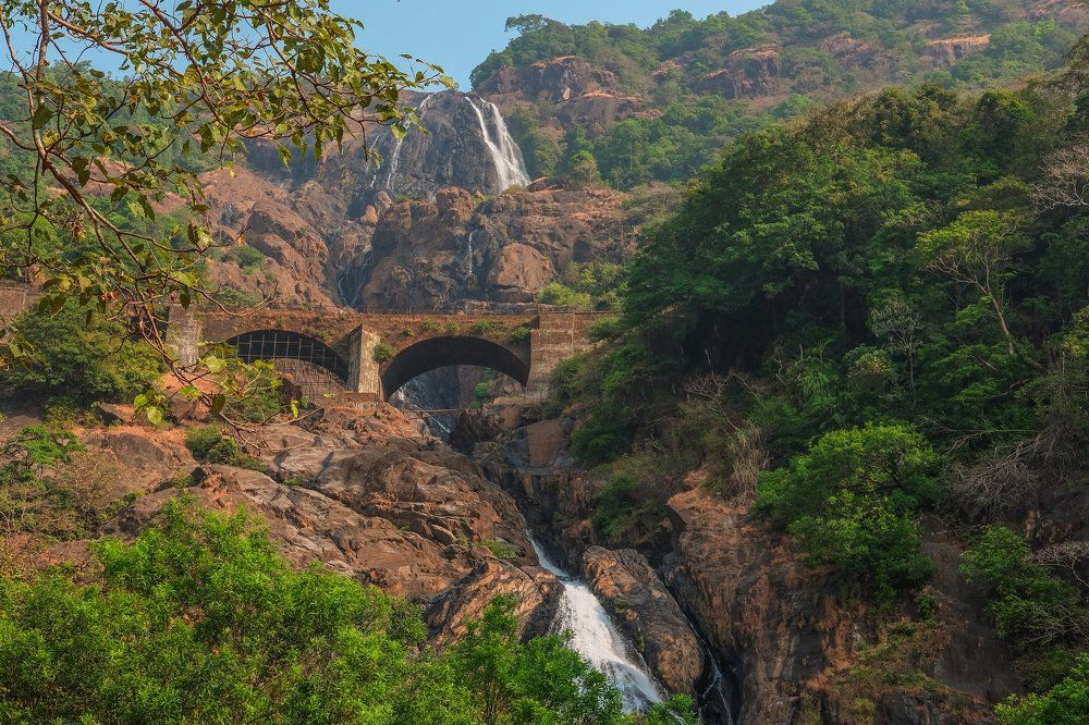 мост и водопад