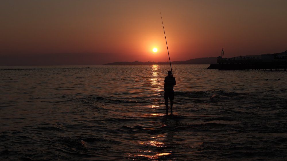 рыбак на закате