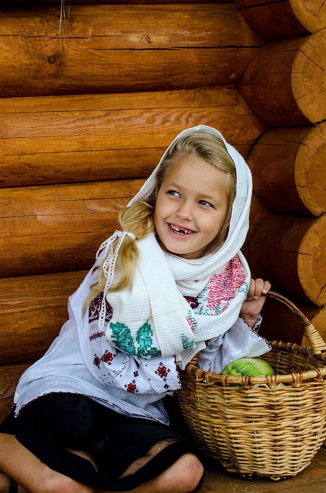 девочка с корзиной