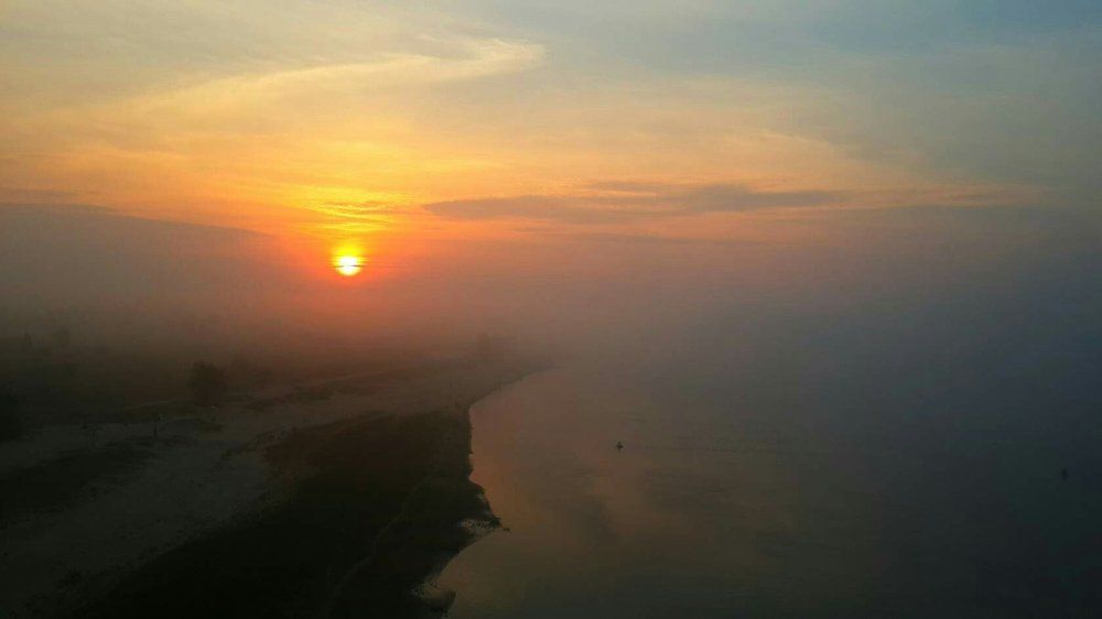 Восход в туманной дымке