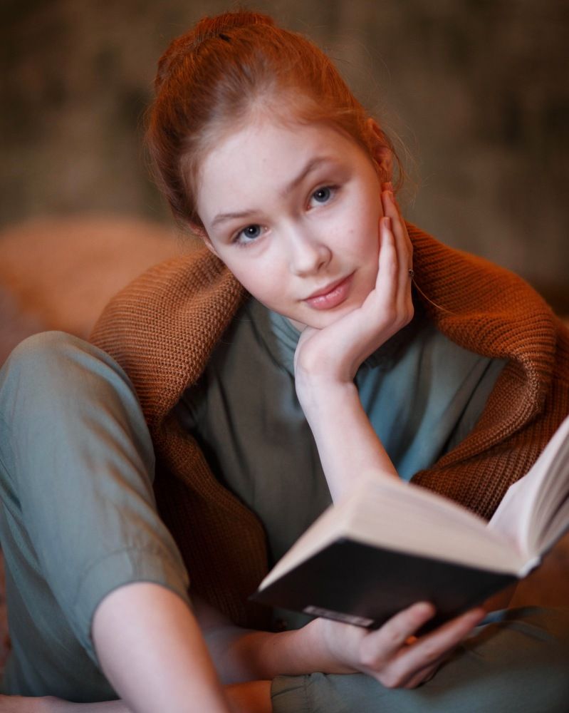 Девочка с книгой