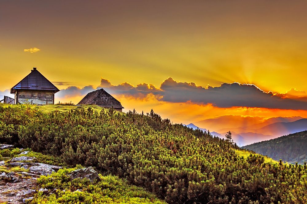 Восход солнца над метеостанцией в Роднянских Альпах