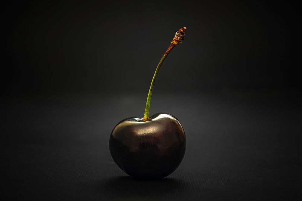 Черешня на черном фоне