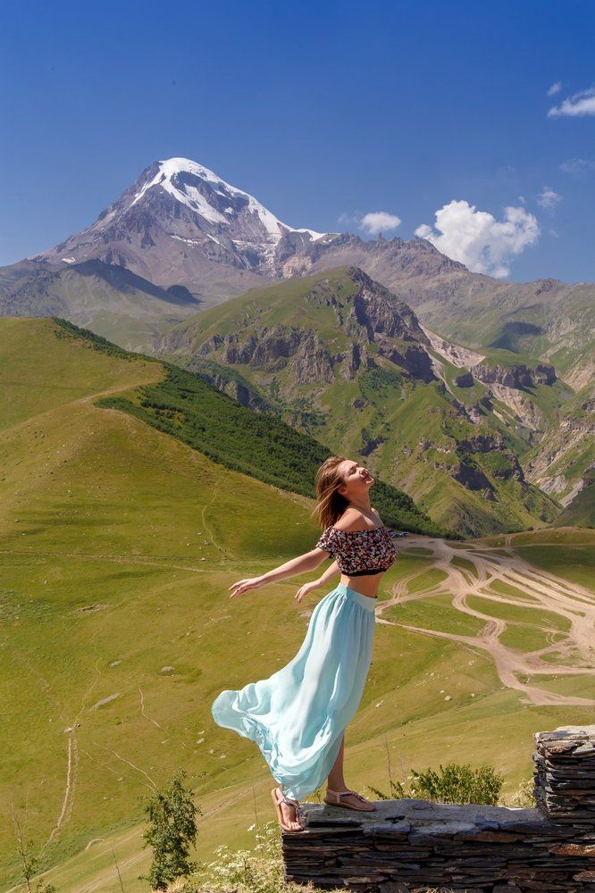 На фоне Казбека