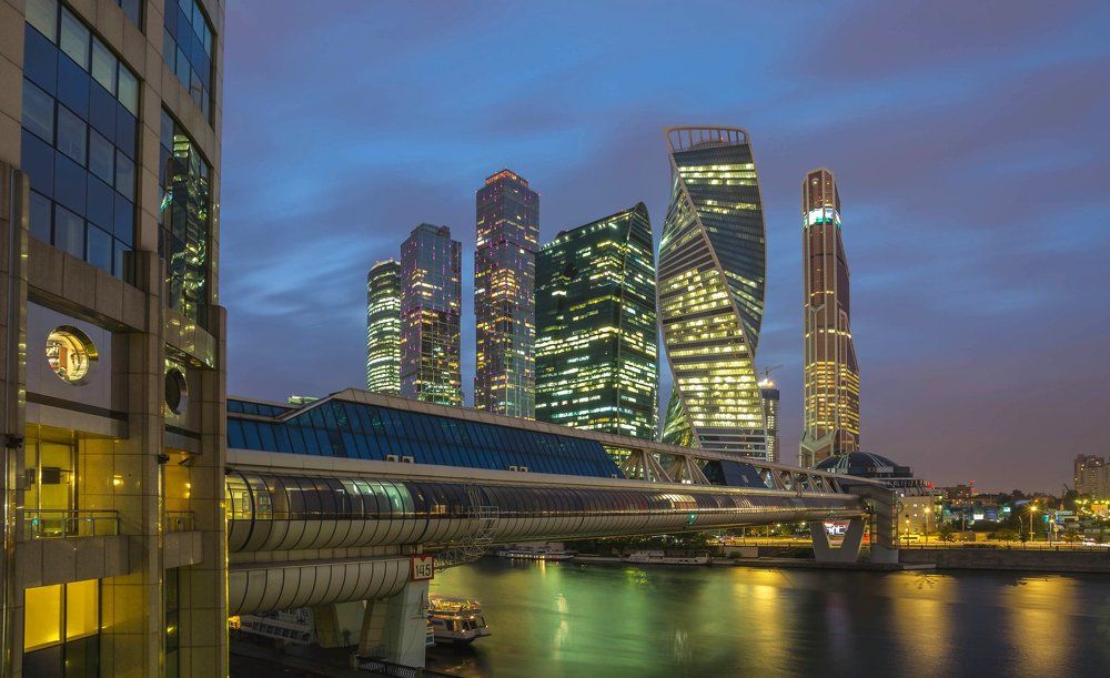 Торгово-пешеходный мост "Багратион" в Москве