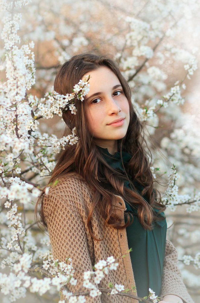 Девочка в весеннем, цветущем саду.