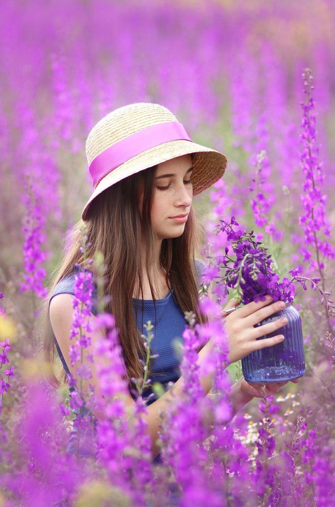 Девочка и полевые цветы.