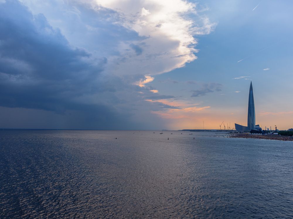 Залив в оттенках голубого