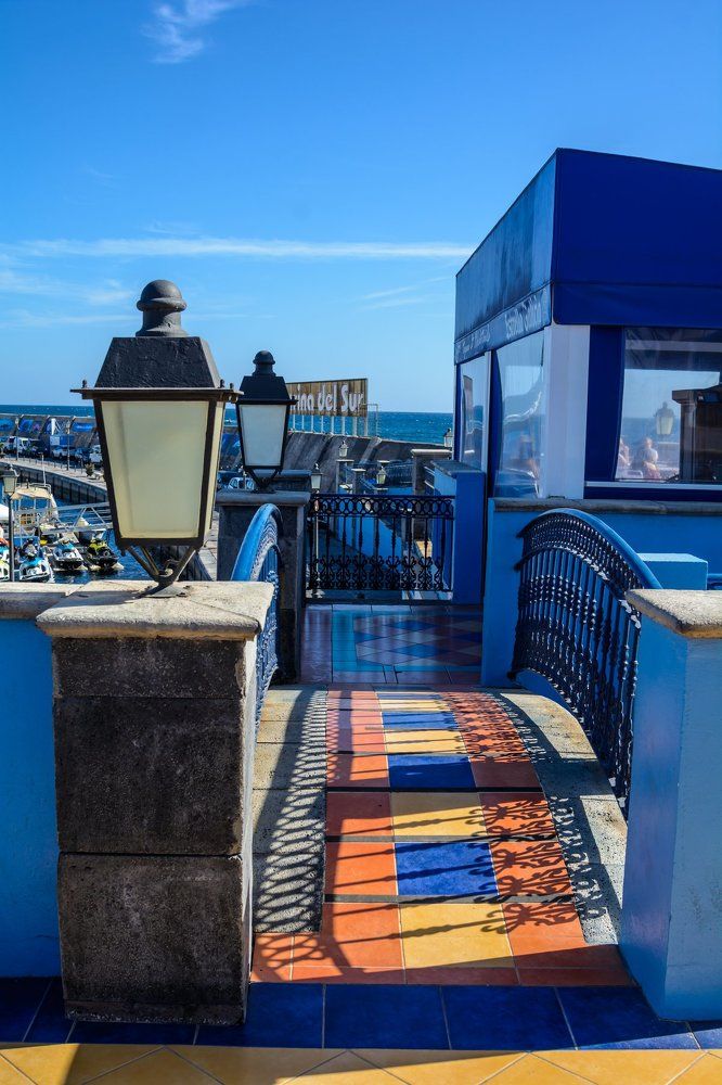 Он не низок не высок,