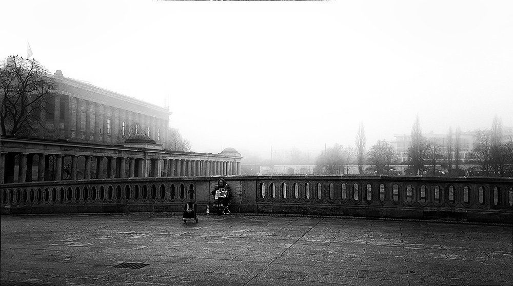 Баянистка на мосту