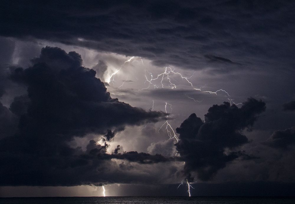 Мощный разряд в море