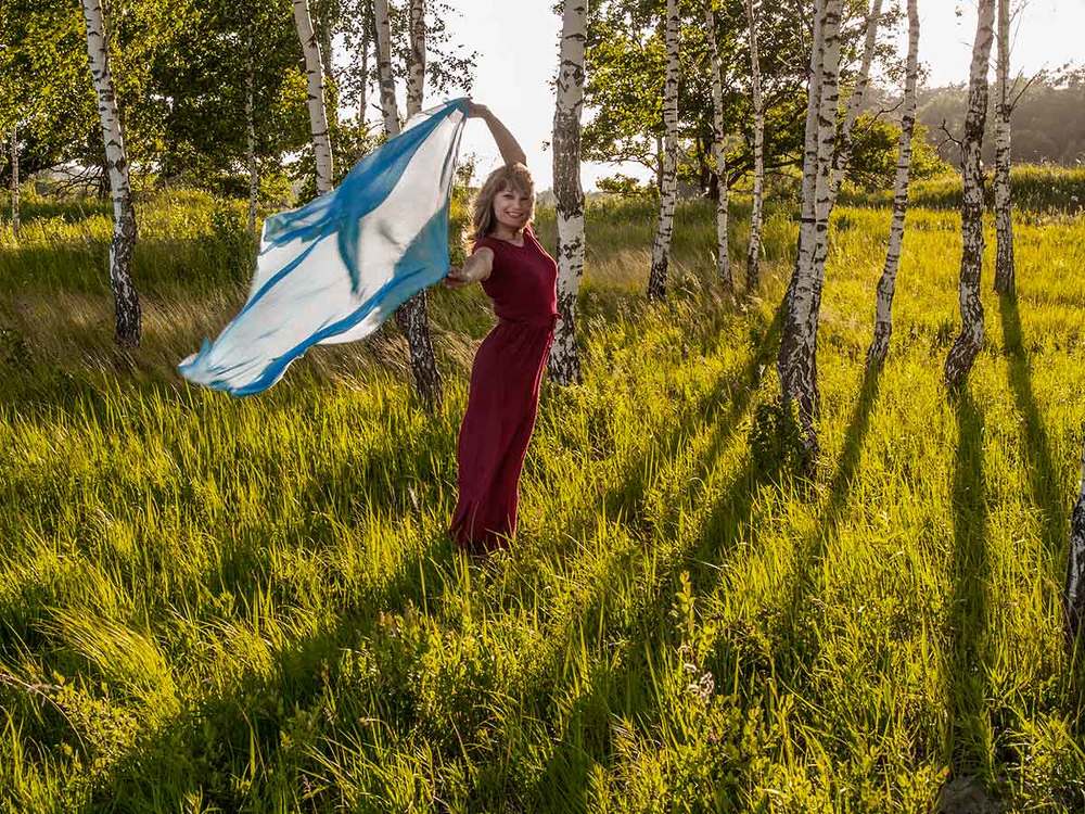 Среди берёз