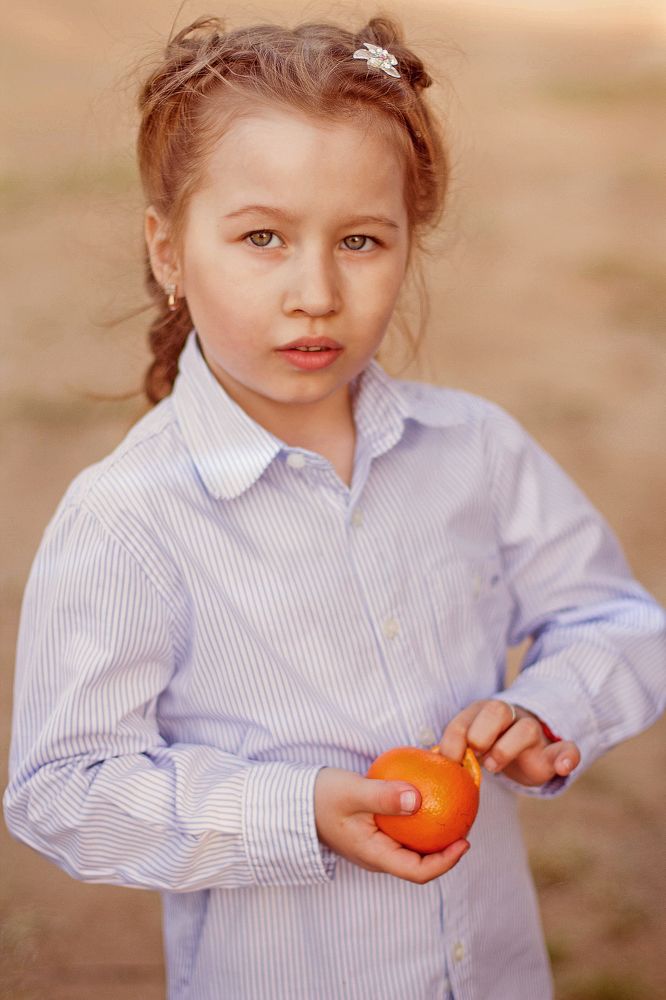 Девочка и мандарин