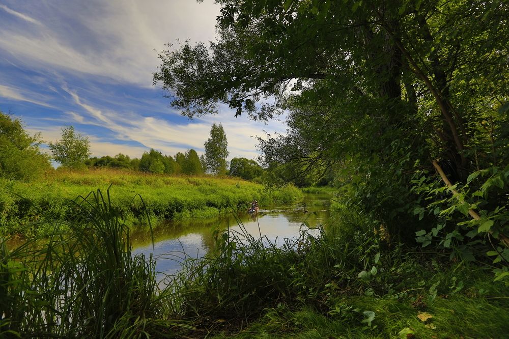Посреди полей и лугов...