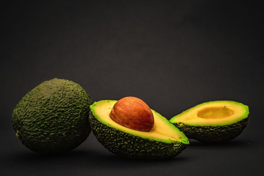 Авокадо на черном фоне