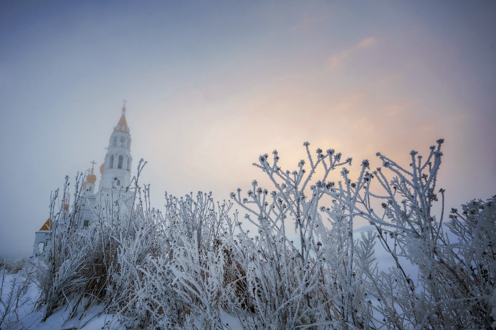 храм в утреннем тумане