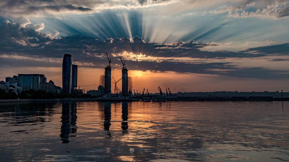 Зарождение нового дня в Баку. Будет жарко