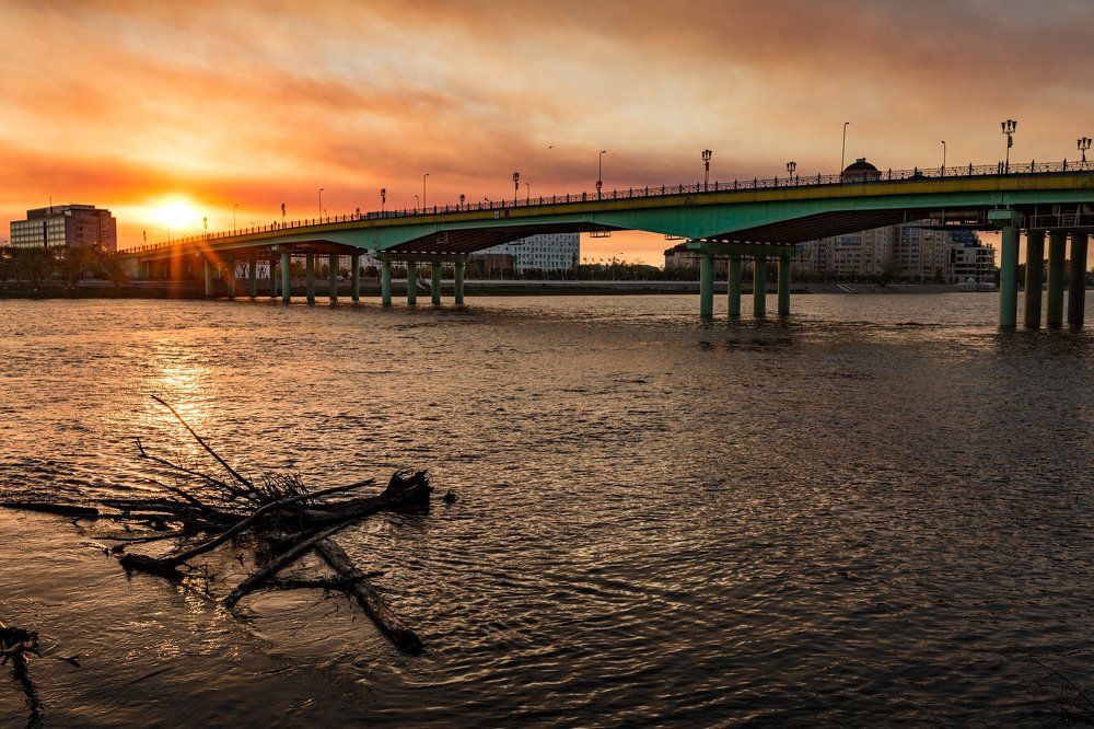 Мост в закатном свете