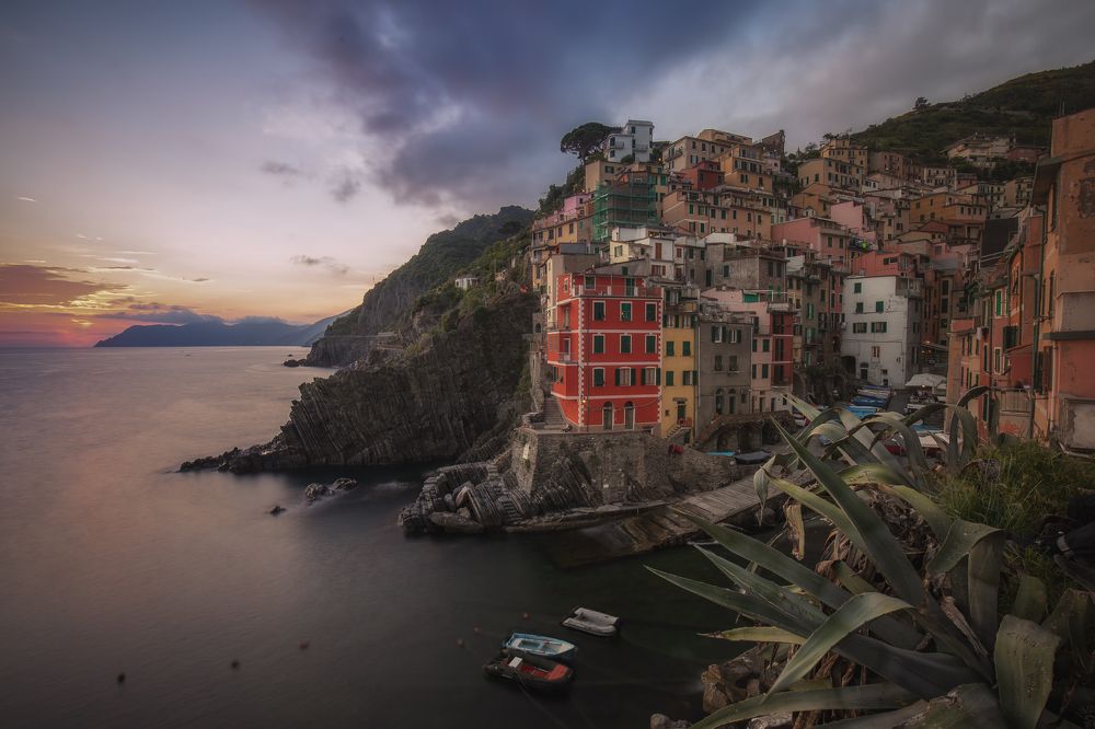 Риомаджоре, один из городков Чикве-Терре на Лигурийском побережье, Италия