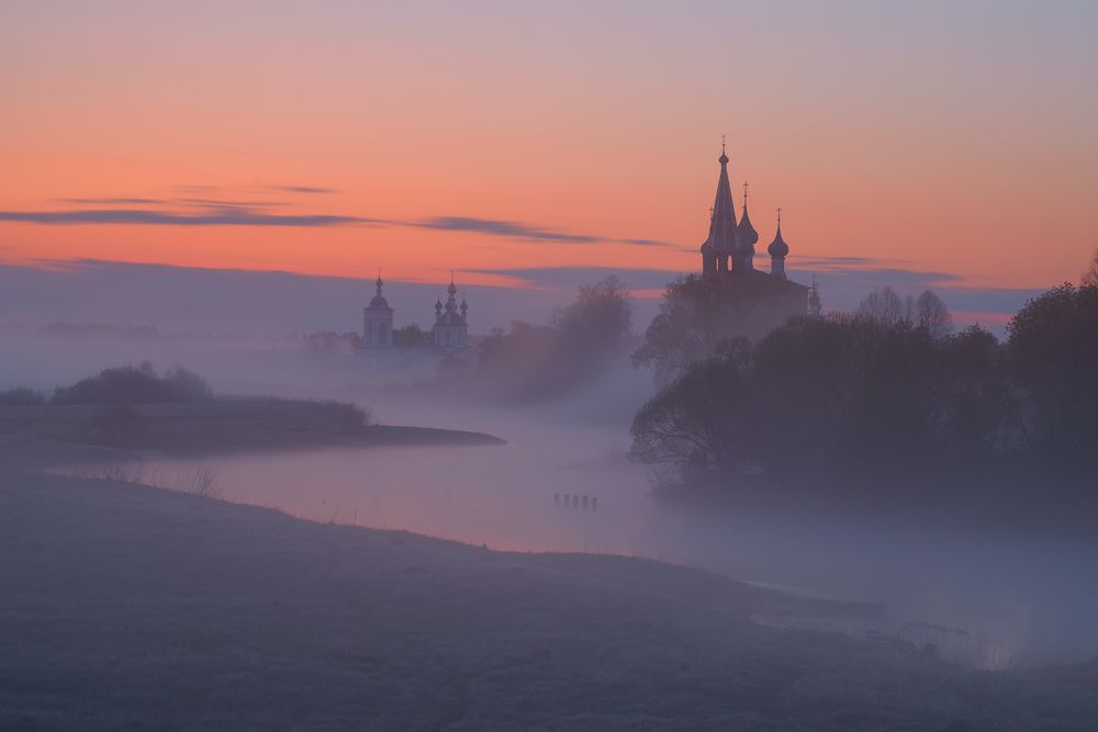 Было утро. Заря занималась.