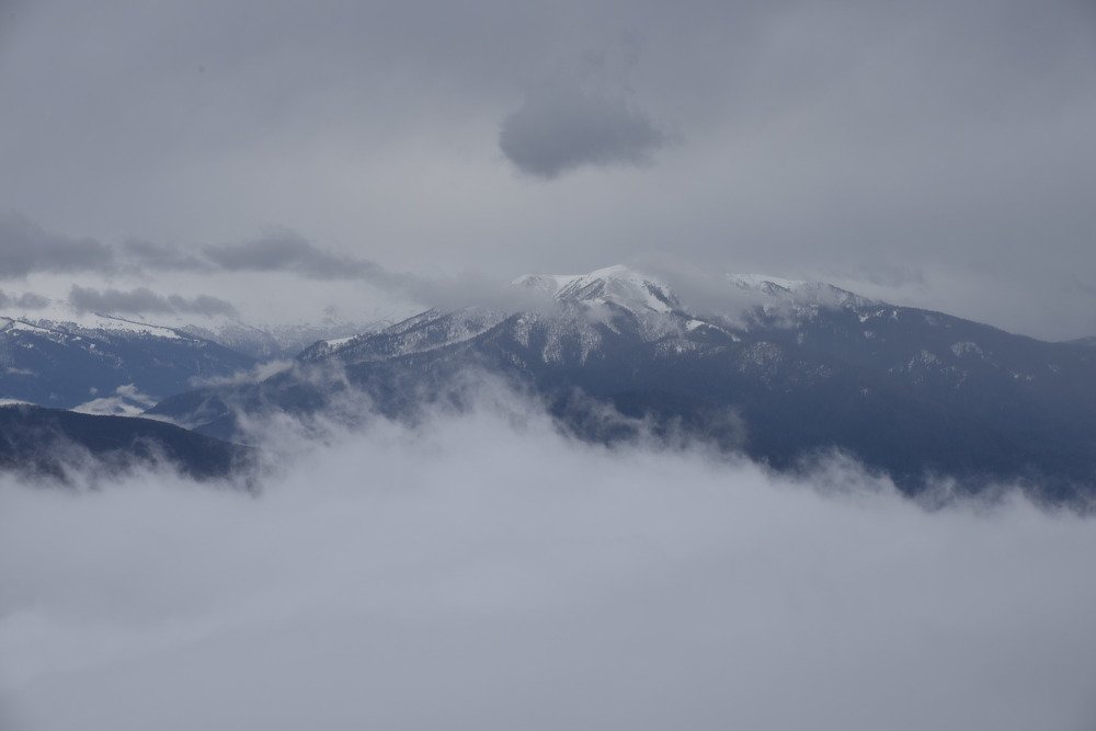 Между тучей и туманом