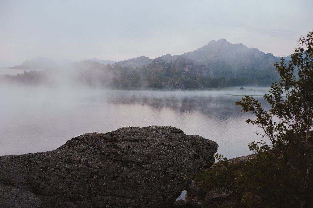 Туман танцует над водой